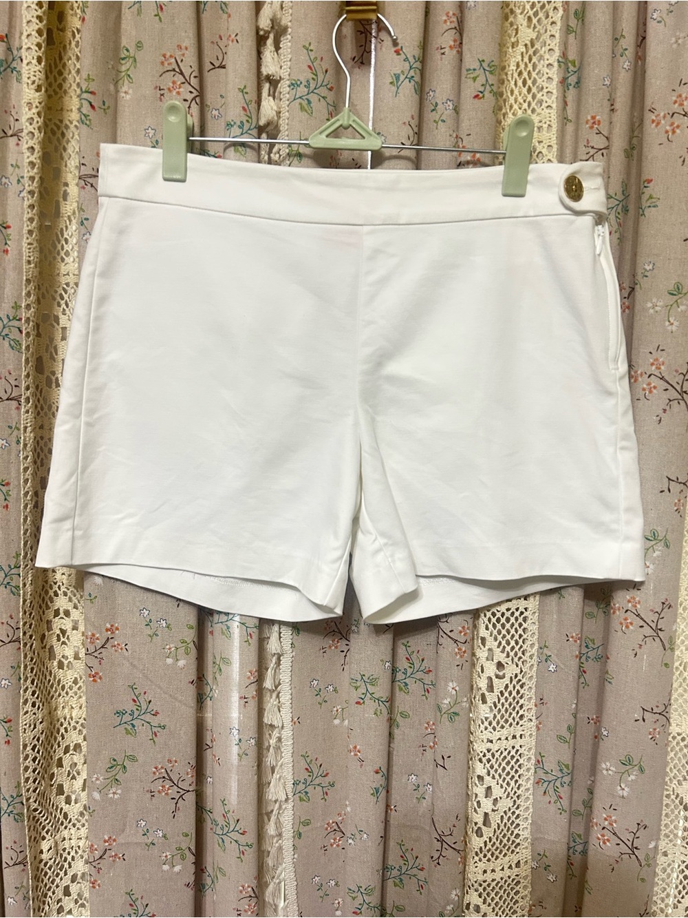 Lilly Pulitzer White Tailored Shorts Gold‎ Button Side Zip Size 4